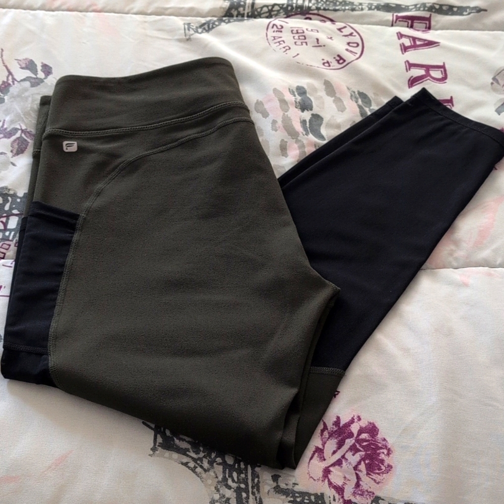FABLETICS POWERHOLD MID-RISE LEGGINGS W/MESH DETAIL - CAPRI LENGTH